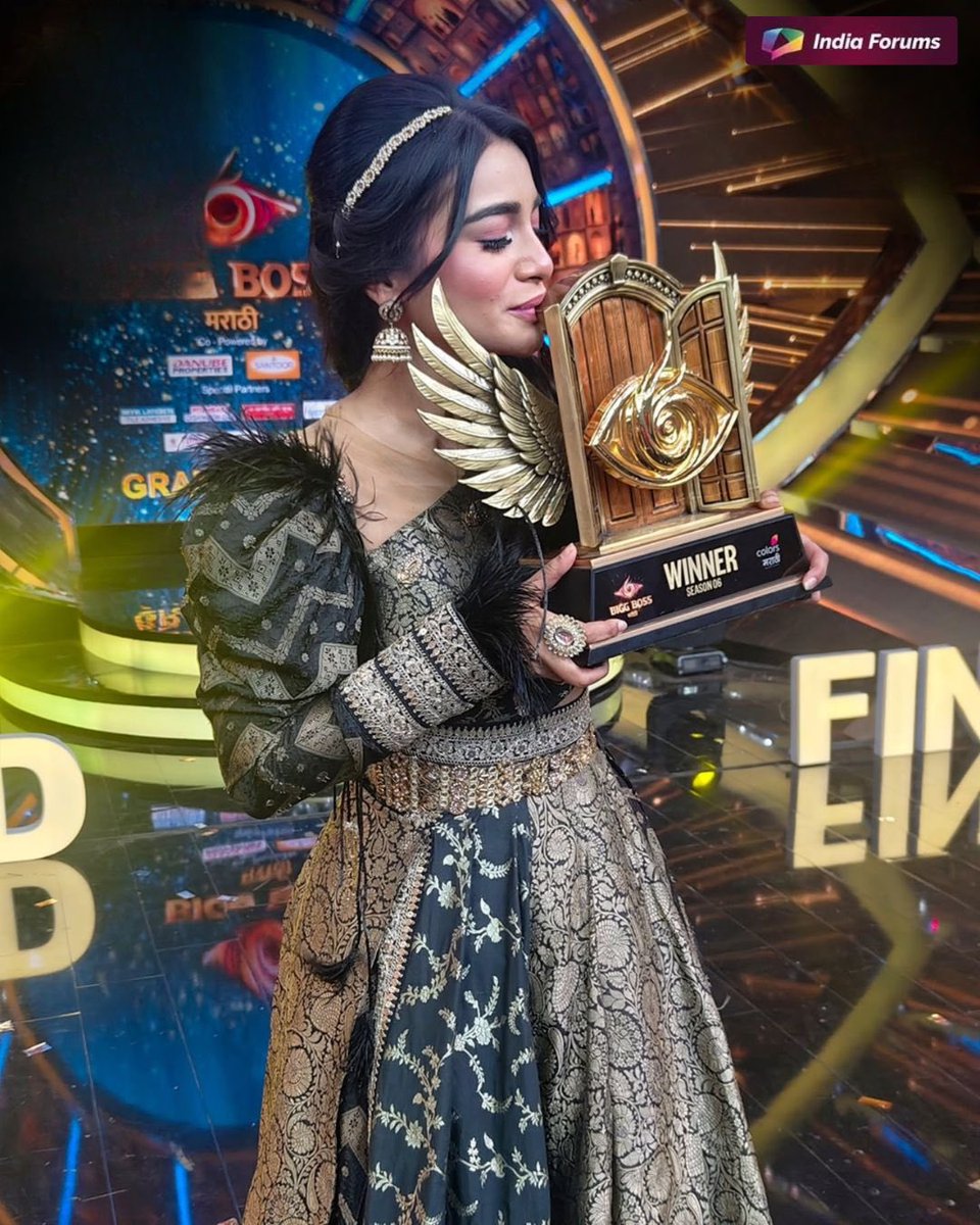 indiaforums's tweet image. Tanvi Kolte emerges victorious and lifts the trophy of Bigg Boss Marathi Season 6 after an unforgettable journey! Congratulations 🏆😍

📸- @colorsmarathi 
.
.
.
#BiggBossMarathi #TanviKolte #Winner #GrandFinale #BBMarathi6 #IndiaForums