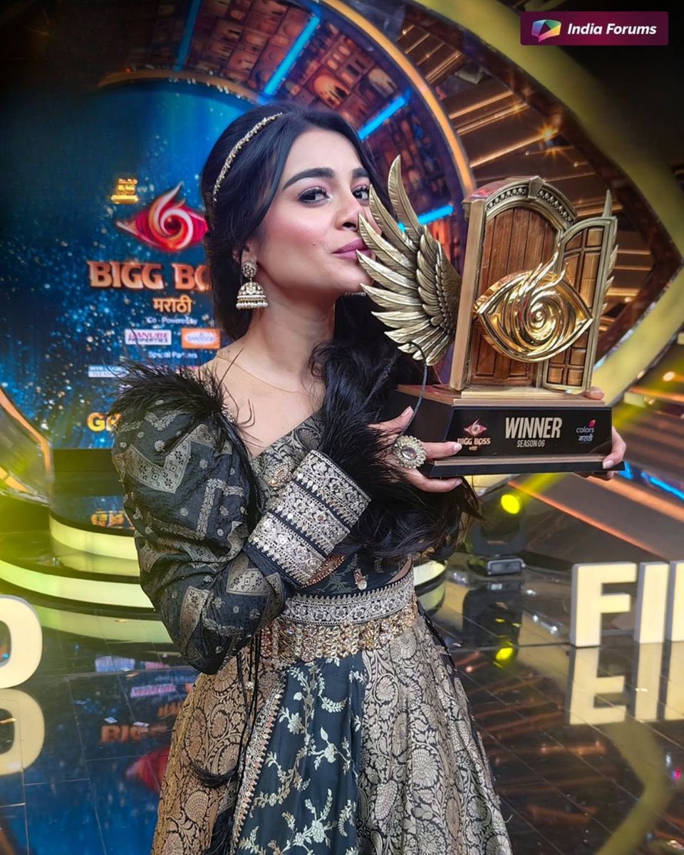 indiaforums's tweet image. Tanvi Kolte emerges victorious and lifts the trophy of Bigg Boss Marathi Season 6 after an unforgettable journey! Congratulations 🏆😍

📸- @colorsmarathi 
.
.
.
#BiggBossMarathi #TanviKolte #Winner #GrandFinale #BBMarathi6 #IndiaForums