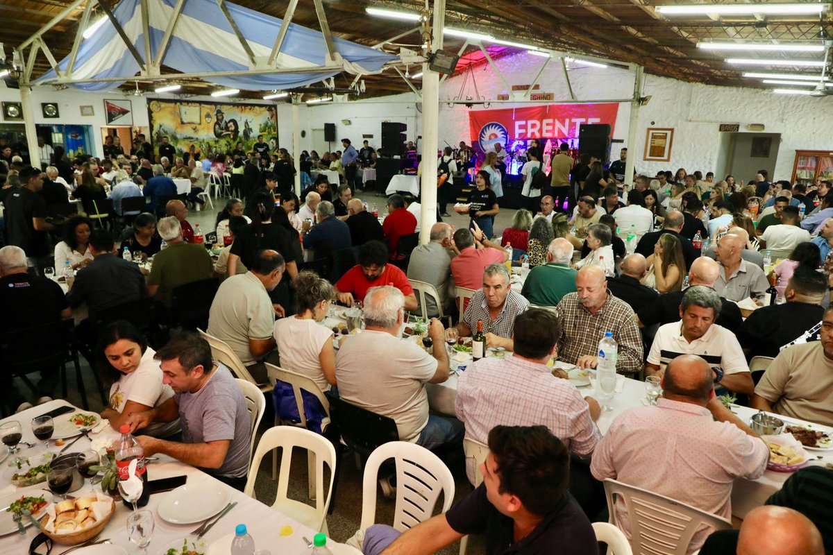 jorgeferraresi's tweet photo. Acompañamos al compañero @MarioSeccoOK en el plenario del @FGNacional, con militantes de toda la Provincia. La organización y el debate son clave para este momento histórico. 

Hay otro camino, el del trabajo y la felicidad del pueblo. Es con @kicillofok y con todos los que amamos a este país y lo queremos ver grande y próspero.