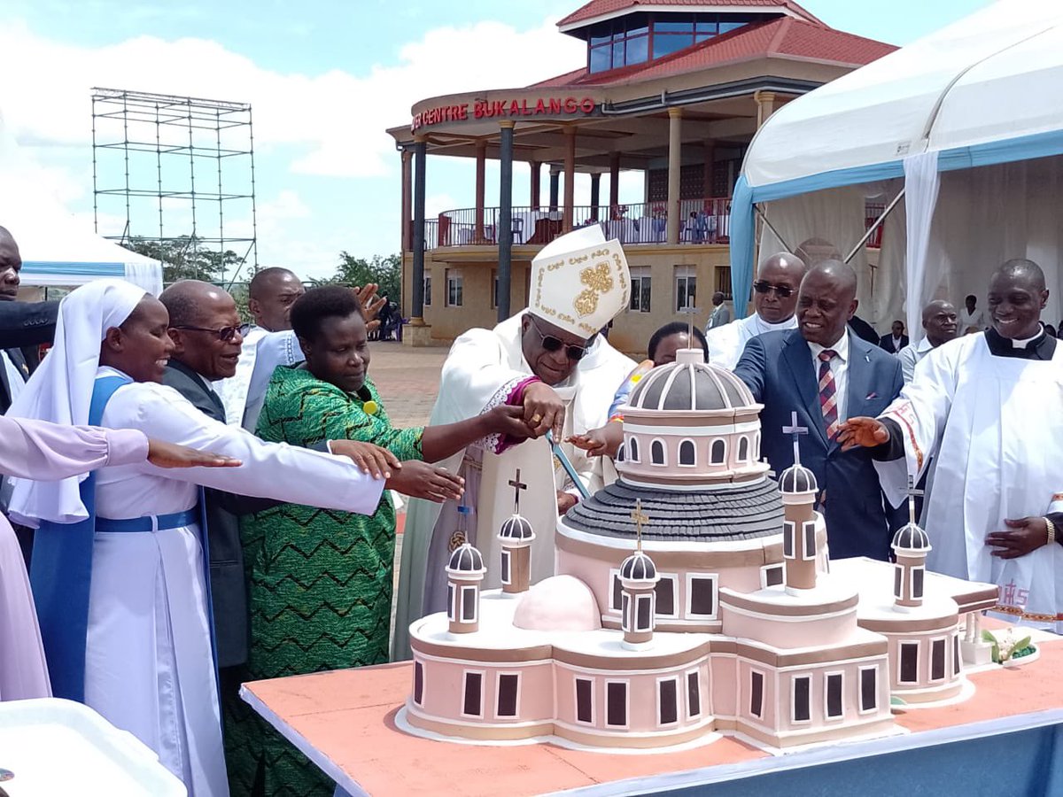 MuyingoDr33246's tweet image. President Museveni, through VP Jessica Alupo, honored late Msgr. Expedito Magembe at Bukalango’s 25th anniversary, pledging major support including church construction &amp;amp; UGX 50M. Gov’t and Church partnership praised. #Bukalango25 #CatholicChurch
