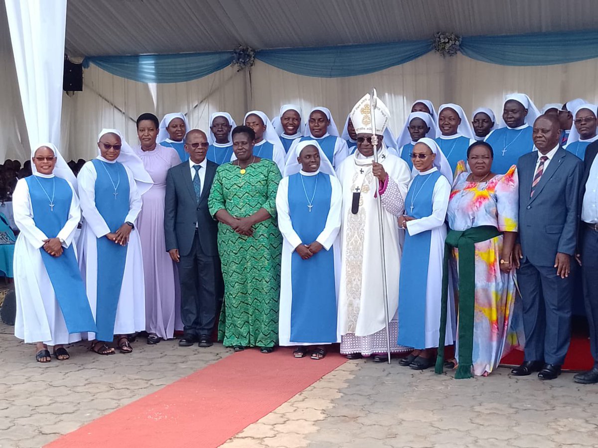 MuyingoDr33246's tweet image. President Museveni, through VP Jessica Alupo, honored late Msgr. Expedito Magembe at Bukalango’s 25th anniversary, pledging major support including church construction &amp;amp; UGX 50M. Gov’t and Church partnership praised. #Bukalango25 #CatholicChurch