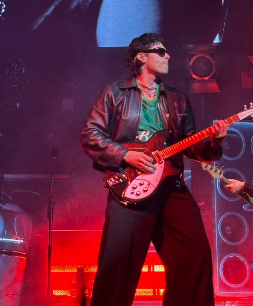 neo ★ should be falling. tweet media