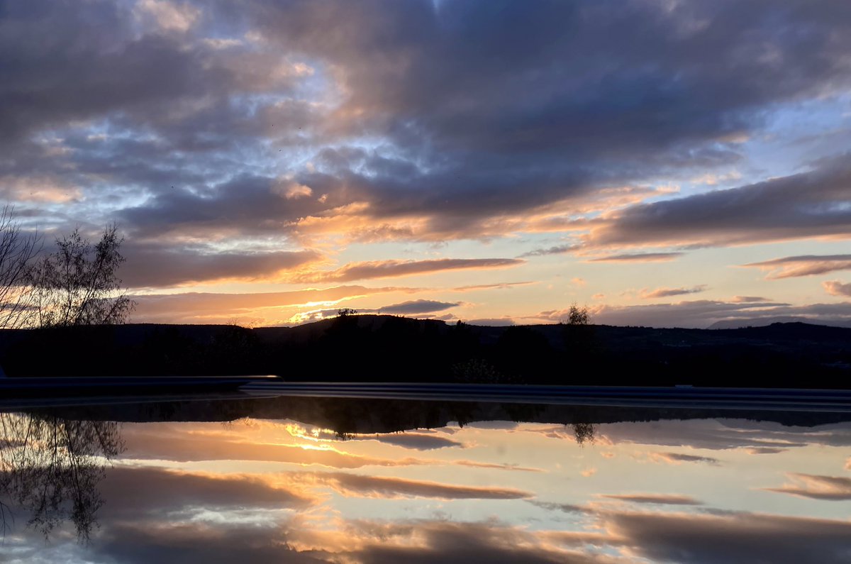 cloudymamma's tweet image. As our Sunday sunshine heads to bed… enjoy your evening! 

Inverness 

#LoveUkWeather #Sunset #Scotland