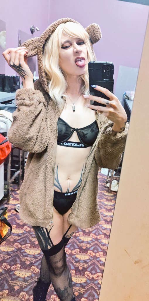 Twisted Pixie🤘🍉🔥 fetish demon domme😈 tweet media