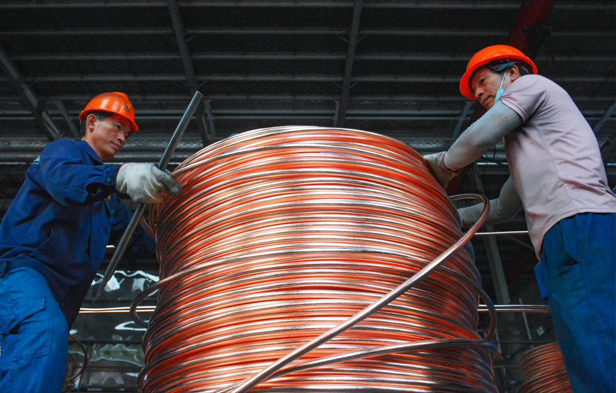 CopperBullish's tweet image. #Copper - Copper supply is tighter than expected. Guidance cuts from Anglo American (10%), Teck (~20%), Freeport (35% for 2026), and others. Tariff risks and strong demand from data centers, AI, and electrification.