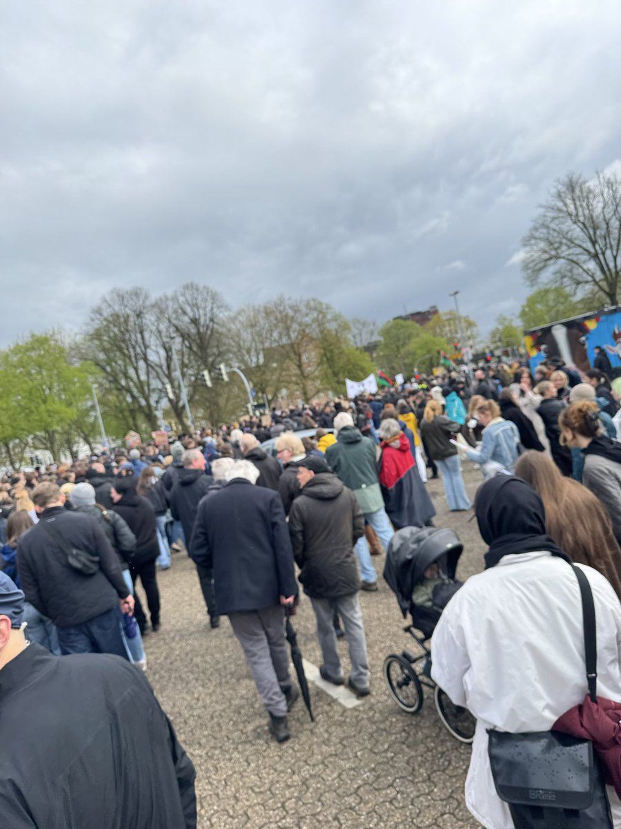 MazidiMousa's tweet photo. Heute gab es in Oldenburg eine Demonstration für Gerechtigkeit für Lorenz. Gegen Rassismus, Diskriminierung und Antisemitismus und für Vielfalt sowie die Menschenrechte in Oldenburg https://t.co/MUeViXFUAh