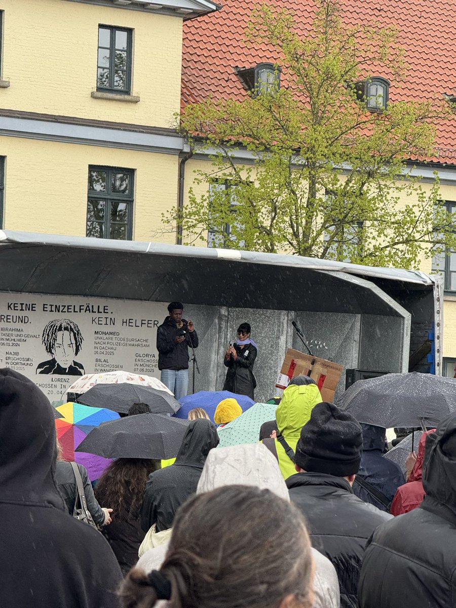 MazidiMousa's tweet photo. Heute gab es in Oldenburg eine Demonstration für Gerechtigkeit für Lorenz. Gegen Rassismus, Diskriminierung und Antisemitismus und für Vielfalt sowie die Menschenrechte in Oldenburg https://t.co/MUeViXFUAh