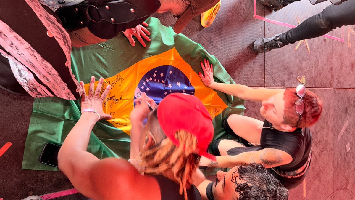 Amo cada um de vcs. Foi insano, foi divertido, foi brutal, mas foi um paraíso! Obrigada meus fãs, por estarem sempre comigo, me apoiando e torcendo por mim. É só o começo!