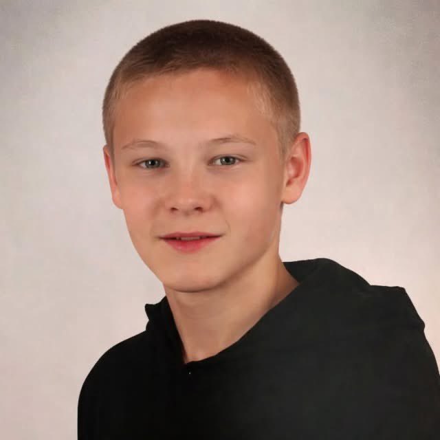 Sinds middaguur zaterdag 18 april 2026 wordt #Maxim (14) uit Apeldoorn vermist. Hij is voor laatst gezien bij zijn huis in wijk Zuidbroek &amp; sindsdien ontbreekt elk spoor. Voor signalement: zie foto’s! Graag delen, zodat Maxim gevonden wordt! #Vermissing #OpsporingVerzocht