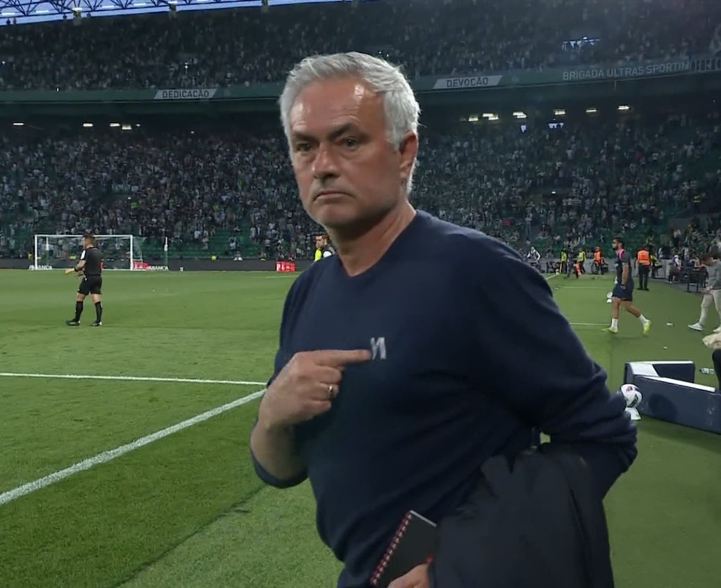 🇵🇹💫 José Mourinho looked for the camera and then pointed towards his own logo after beating Sporting CP in their own stadium with a 93rd minute goal.