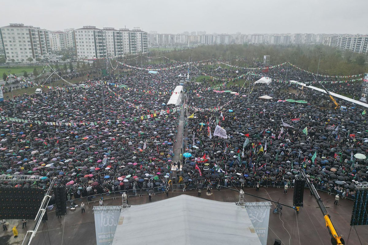 _kntr021's tweet photo. Bugün bir kalabalık değiliz.
Aynı inancı kalbinde taşıyan,
Aynı sevdayla yürüyen bir ümmetiz.
Aynı peygamberin izinde,
Aynı hakikatin peşinde,
Aynı duada birleşen yürekleriz.
Bu toplanış bir sayı değil.
Bu, kalplerin aynı aşk için atmasının en güzel halidir.

#Diyarbakır https://t.co/60Hq4vebxh