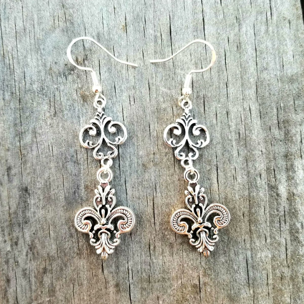 TrendingNowGift's tweet image. Silver Fleur de Lis Dangle Earrings #jewelry #earrings #dangleearrings #fleurdelis #fleurdelys #fleurdelisjewelry #fleurdelisearrings #Paris #France #frenchjewelry #NewOrleans #MardiGras #handmadejewelry #handmadeearrings #gift #giftforher 

 etsy.me/3NZPLgY via @Etsy