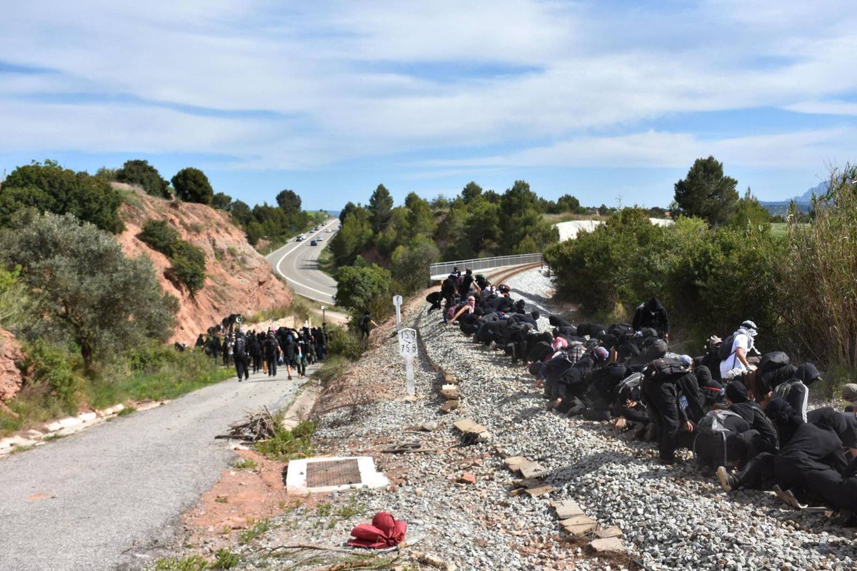 Arran_jovent's tweet photo. 🌱✊ Aquest cap de setmana hem participat de les mobilitzacions de Revoltes de la Terra. Unes jornades i accions per assenyalar l'empresa sionista ICL com a responsable del genocidi del poble palestí i de la destrossa i contaminació del nostre territori. https://t.co/OKMGsdWVWW