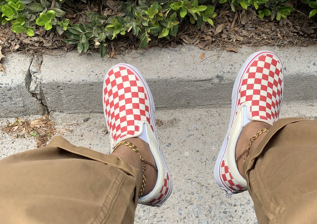 SneakerGuh's tweet image. K.I.S.S. (Keep It Simple Sunday) #kotd #SneakerGuh #flybigguh #iwearwhatilike

👟: Vans Classic Slip-On Checkerboard “Racing Red/White”