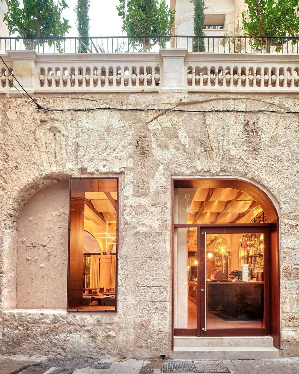 parametricarch's tweet image. Layers of time remain visible as contemporary insertions introduce clarity, contrast, and spatial continuity, balancing preservation with transformation.

🏗️ Restored by Jordi Herrero Arquitectos and Eduardo Garcia Acuña

📸: José Hevia

#AdaptiveReuse #architecture #hoteldesign