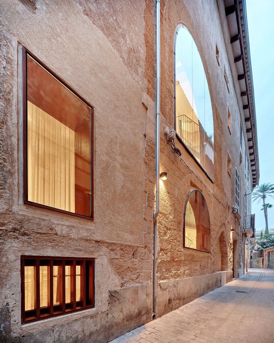parametricarch's tweet image. Layers of time remain visible as contemporary insertions introduce clarity, contrast, and spatial continuity, balancing preservation with transformation.

🏗️ Restored by Jordi Herrero Arquitectos and Eduardo Garcia Acuña

📸: José Hevia

#AdaptiveReuse #architecture #hoteldesign