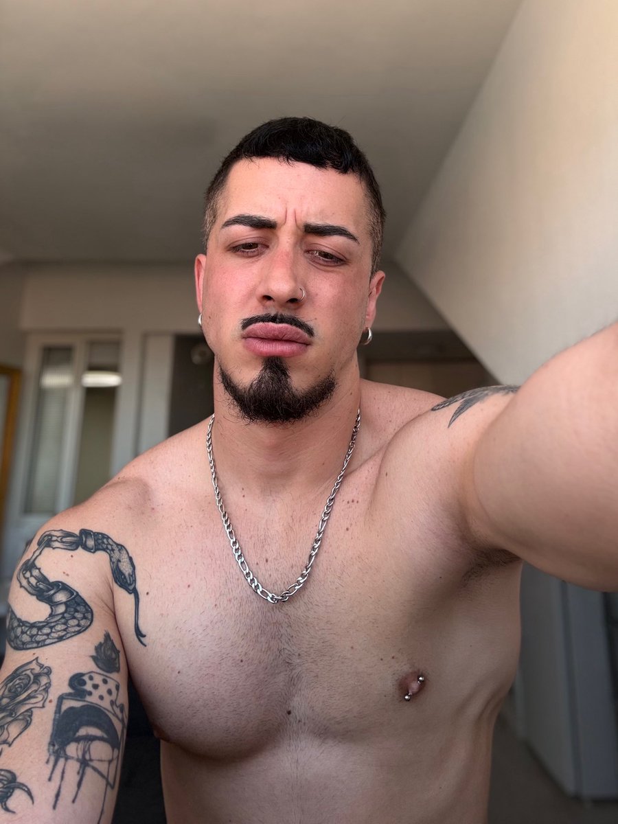 Keeeeeekko's tweet photo. en la ducha también la pared https://t.co/EjkqwPbIxo