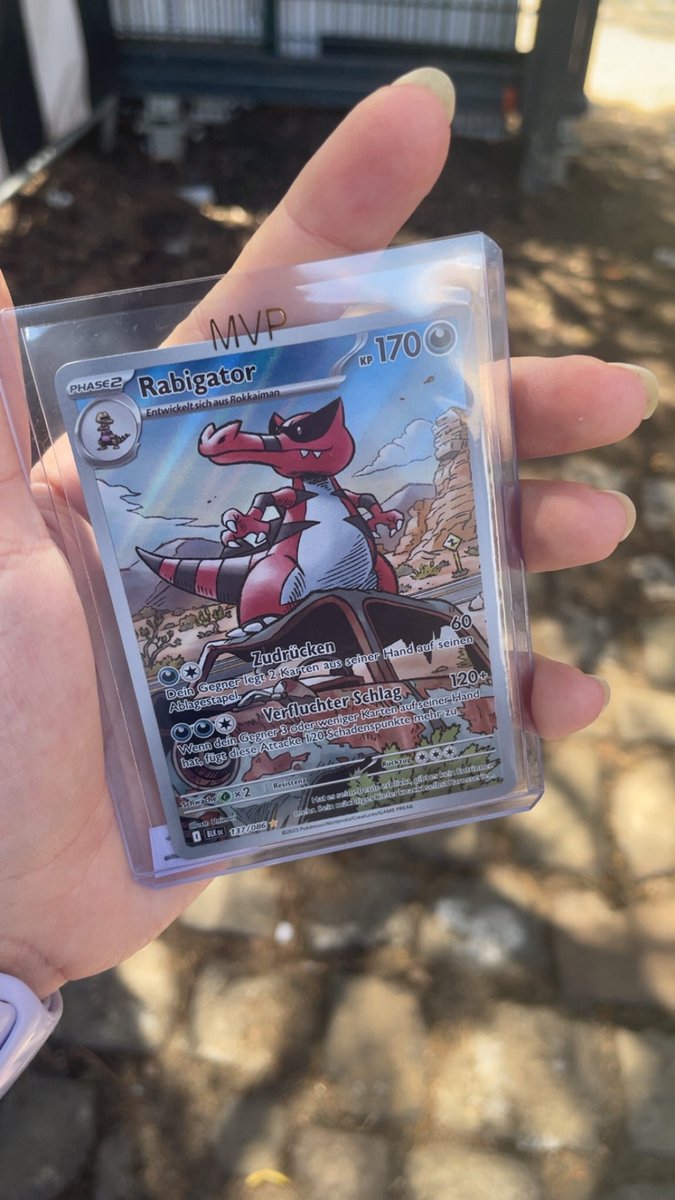 laura ♡ 🐳 tweet media