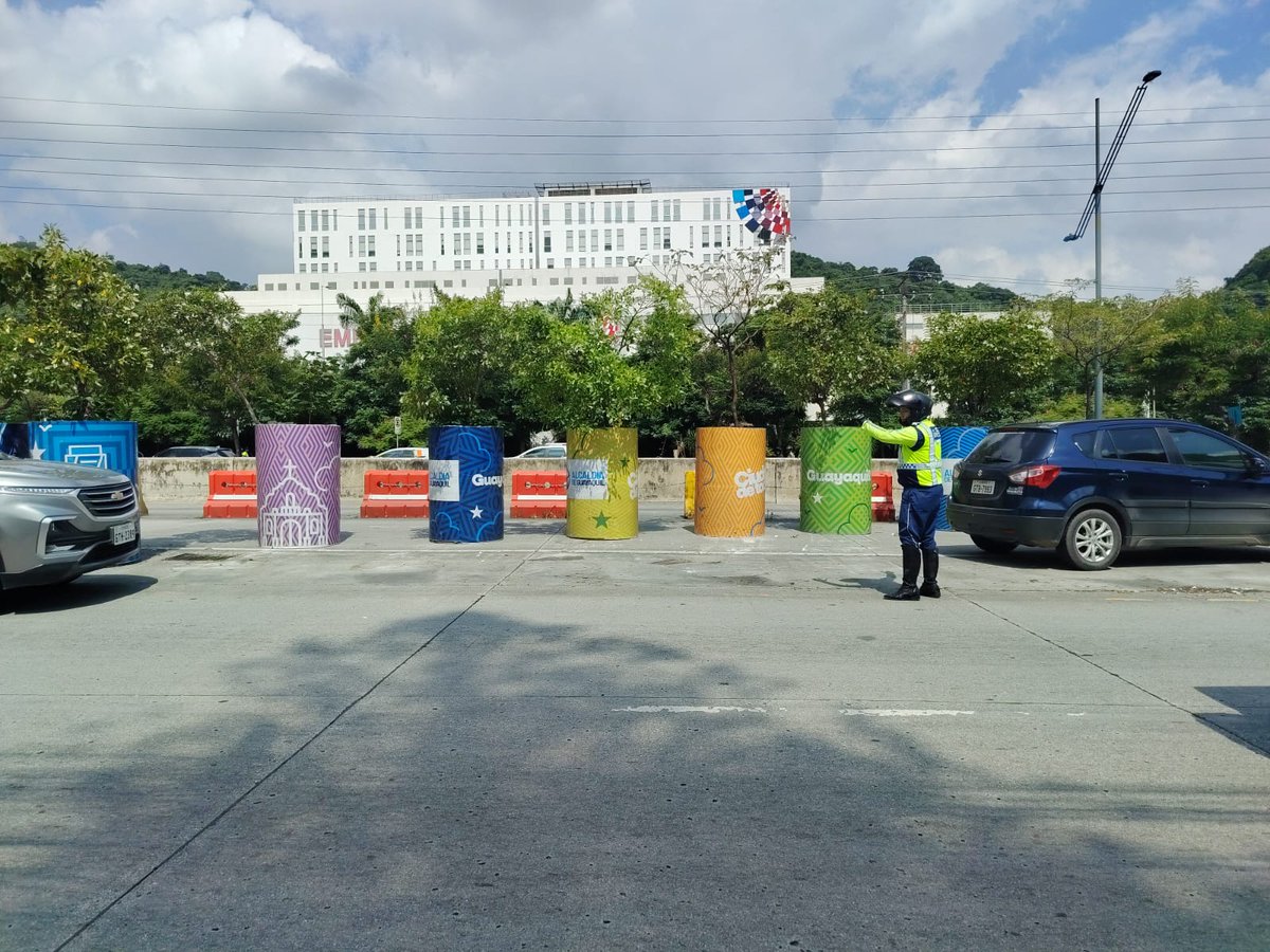 ATM_Transito's tweet image. 📢 Nuestros agentes de la #ATM se mantiene desplegados en la Av. del Bombero, debido a trabajos que se ejecutan en la vía, con el objetivo de garantizar una circulación segura en el sector.

Se apertura un carril central, frente al C.C. Riocentro Ceibos, sentido hacia Vía a la