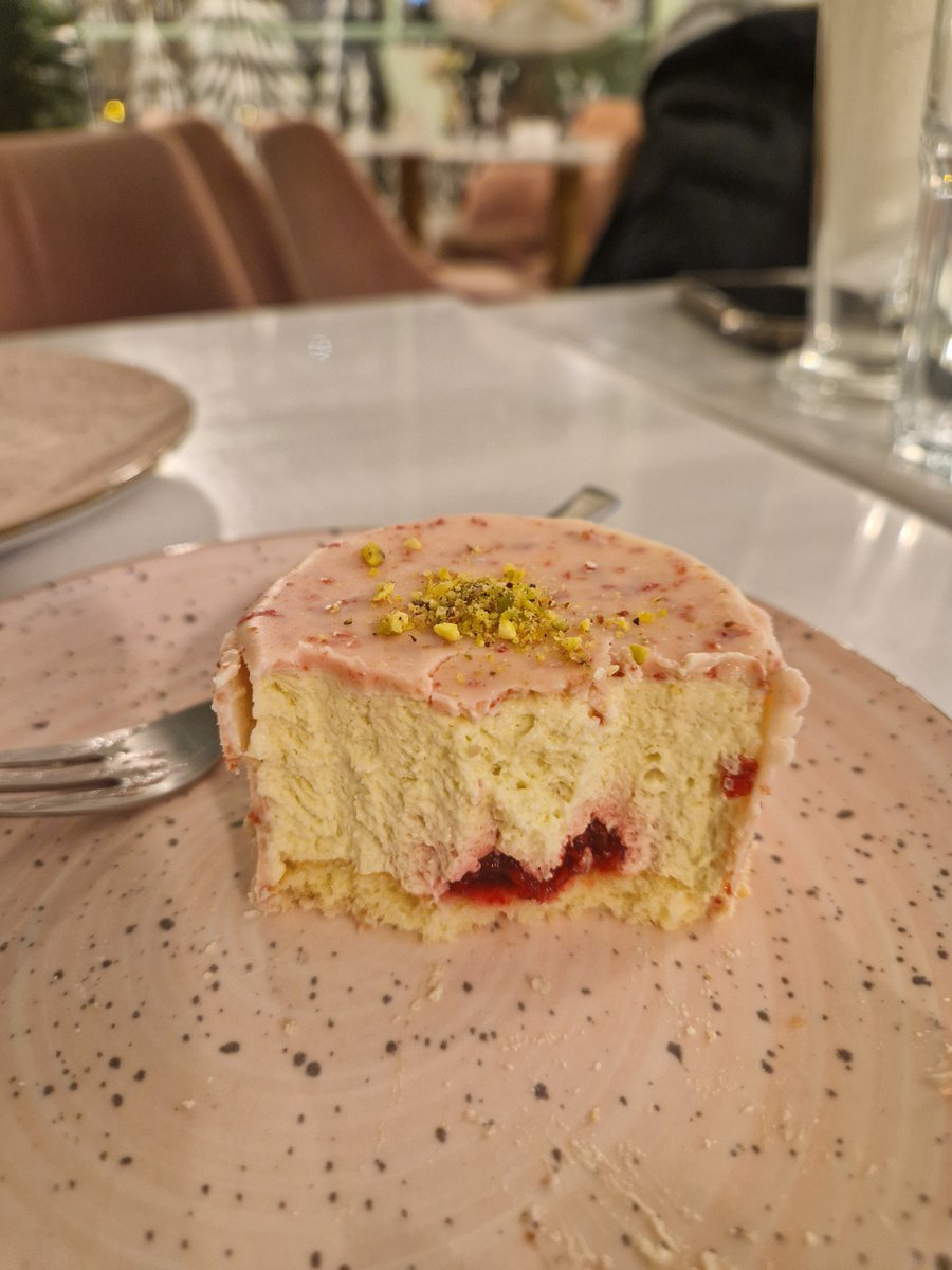 kolacicbg's tweet image. Za kraj ovog prelepog vikenda jedan slatkiš 😊👌🏼💕 #sweet #cake #raspberry #endofweekend #somethingsweet