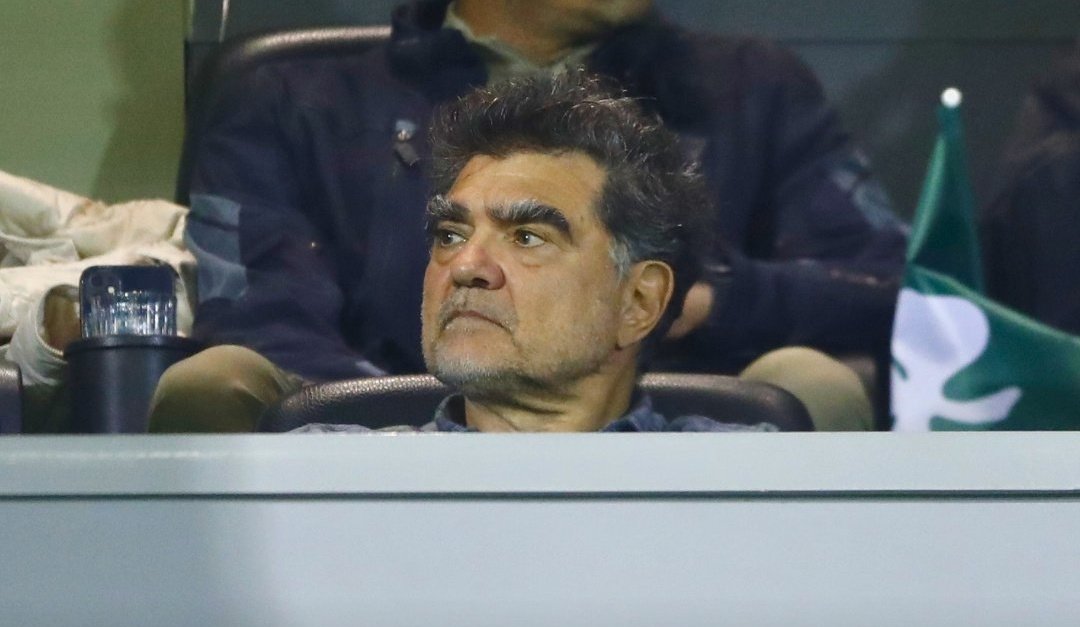 Διέλυσε την ομάδα, την συρρίκνωσε ουσιαστικά, γιγάντωσε τον βασικό της αντίπαλο, αποφάσισε για το μέλλον του ΠΑΟ υπονομεύοντας το &amp; δίχασε τους οπαδούς - τους δηλητηρίασε.

Άλλαξε το DNA &amp; την ιστορία.
Κυκλοφορεί μέσα στην Λεωφόρο.
Επίδειξη δύναμης - μας κέρδισε σε όλα.
#paofc