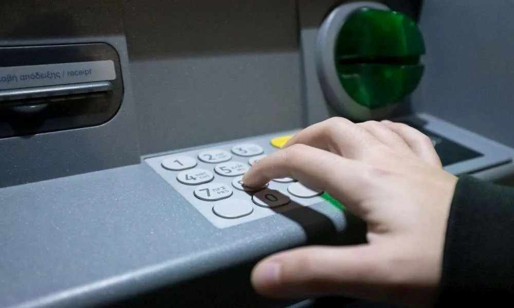 Kirkinews's tweet image. Τελειώνουν οι αναλήψεις με κάρτες από ΑΤΜ – Πώς θα βγάζουμε χρήματα: Δημήτρης Δρίζος Η Ευρώπη προχωρά στην υιοθέτηση καινοτόμων μεθόδων για την ανάληψη μετρητών από ΑΤΜ, οι οποίες… dlvr.it/TS6jP5 #ΕΠΙΚΑΙΡΟΤΗΤΑ #ATM #ΑΛΛΑΓΕΣ #ΑΝΑΛΗΨΗΜΕΤΡΗΤΩΝ by CreativePeople.gr