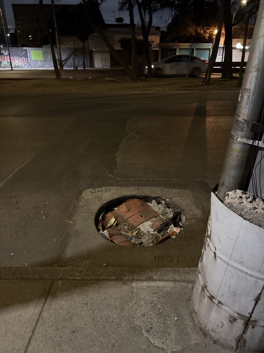 amtruiz's tweet photo. Cuándo llegarán las reparaciones por el mundial a esta coladera que está asi + de 6 meses, en vía principal. Para que no pregunten direcciones les dejo la ubicación a ver si le dan atención porque ya varios carros han caído ahí @ClaraBrugadaM @LaSEMOVI @SACMEX_DENUNCIA https://t.co/1GTroOisF6