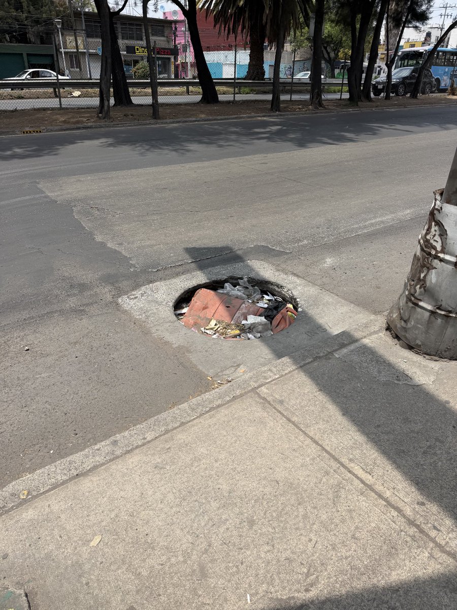 amtruiz's tweet photo. Cuándo llegarán las reparaciones por el mundial a esta coladera que está asi + de 6 meses, en vía principal. Para que no pregunten direcciones les dejo la ubicación a ver si le dan atención porque ya varios carros han caído ahí @ClaraBrugadaM @LaSEMOVI @SACMEX_DENUNCIA https://t.co/1GTroOisF6