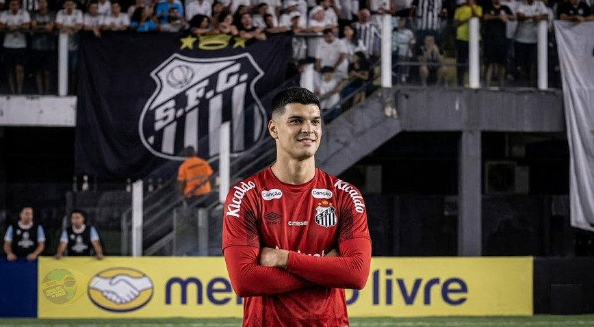 🚨O goleiro que vai ao hospital e volta para defender o Santos: a história que Brazão nunca tinha contado. jasb.com.br/2026/04/Santos…  

📷Tem uma rotina que Gabriel Brazão nunca escolheu ter, mas que moldou quem ele é dentro de campo agora. Entre treinos no CT Rei Pelé. Bull.