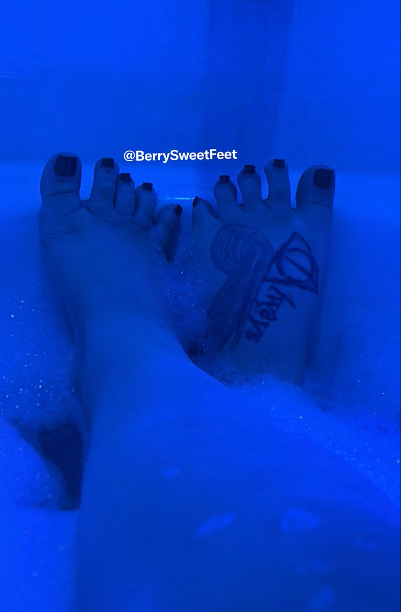BerrySweetFeet's tweet image. Can you help me wash 🧼 my feet? 🦶 #feetworshi̇p #feetfetısh #tub #cleanfreak #Toes #pedicure