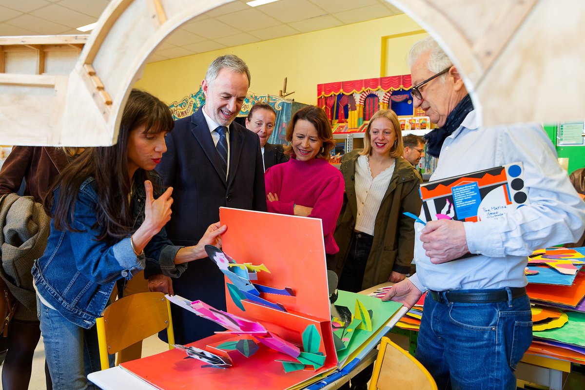 monaco_gerard's tweet photo. Nous avons reçu à notre atelier dans l’école 5 Rue Milton, le Maire de Paris @emmanuel_gregoire, @anneclaire_boux avec @delphineburkli, Maire du 9ème, @adeline_guillemain et Karine Alba, directrice de l’école. Art et Culture. RDV le 24 juin au Grand Palais. 
@Mairie9Paris https://t.co/DIrXxH1bHn