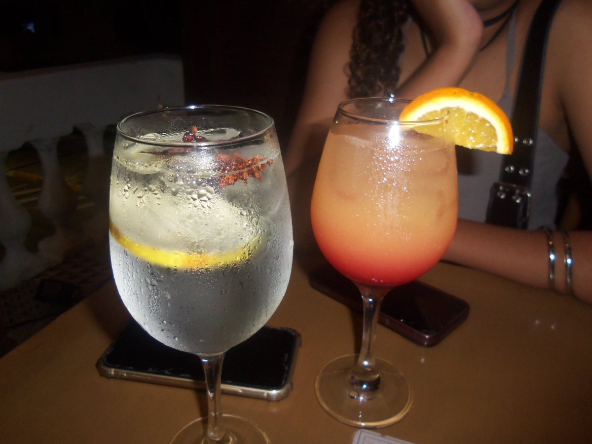 luMoritzz's tweet photo. vinho, slova, campari, gin e vodka!
aproveitei bastante ontem pq foi meu último dia bebendo desde q eu descobri q meu refúgio me engorda https://t.co/OGBiCii4wD