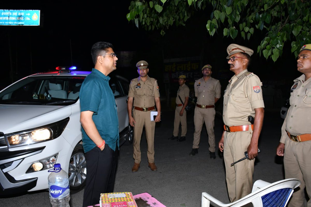 kushinagarpol's tweet image. पुलिस अधीक्षक कुशीनगर द्वारा थाना कसया क्षेत्रान्तर्गत बैरिया चौराहे पर स्थापित बैरियर का औचक निरीक्षण कर वाहनों की सघन चेकिंग तथा अपराध नियंत्रण,संदिग्ध व्यक्तियों एवं अपराधियों की गतिविधियों पर अंकुश लगाने हेतु ड्यूटी पर मौजूद पुलिसकर्मियों को आवश्यक निर्देश दिए गए। #Kushinagar