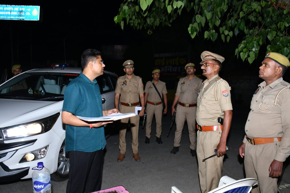 kushinagarpol's tweet image. पुलिस अधीक्षक कुशीनगर द्वारा थाना कसया क्षेत्रान्तर्गत बैरिया चौराहे पर स्थापित बैरियर का औचक निरीक्षण कर वाहनों की सघन चेकिंग तथा अपराध नियंत्रण,संदिग्ध व्यक्तियों एवं अपराधियों की गतिविधियों पर अंकुश लगाने हेतु ड्यूटी पर मौजूद पुलिसकर्मियों को आवश्यक निर्देश दिए गए। #Kushinagar