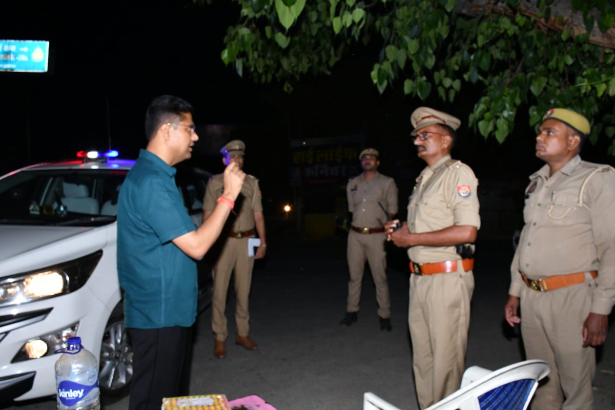 kushinagarpol's tweet image. पुलिस अधीक्षक कुशीनगर द्वारा थाना कसया क्षेत्रान्तर्गत बैरिया चौराहे पर स्थापित बैरियर का औचक निरीक्षण कर वाहनों की सघन चेकिंग तथा अपराध नियंत्रण,संदिग्ध व्यक्तियों एवं अपराधियों की गतिविधियों पर अंकुश लगाने हेतु ड्यूटी पर मौजूद पुलिसकर्मियों को आवश्यक निर्देश दिए गए। #Kushinagar