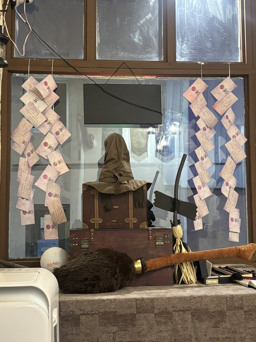 variainayurt's tweet photo. can someone explain why harry potter opened a thai restaurant in georgia plz thanks https://t.co/H0WOrp6bGs