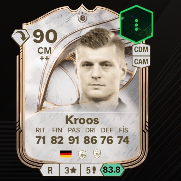 segundo a EA Sports, essa mulher aí joga mais do que o TONI KROOS.