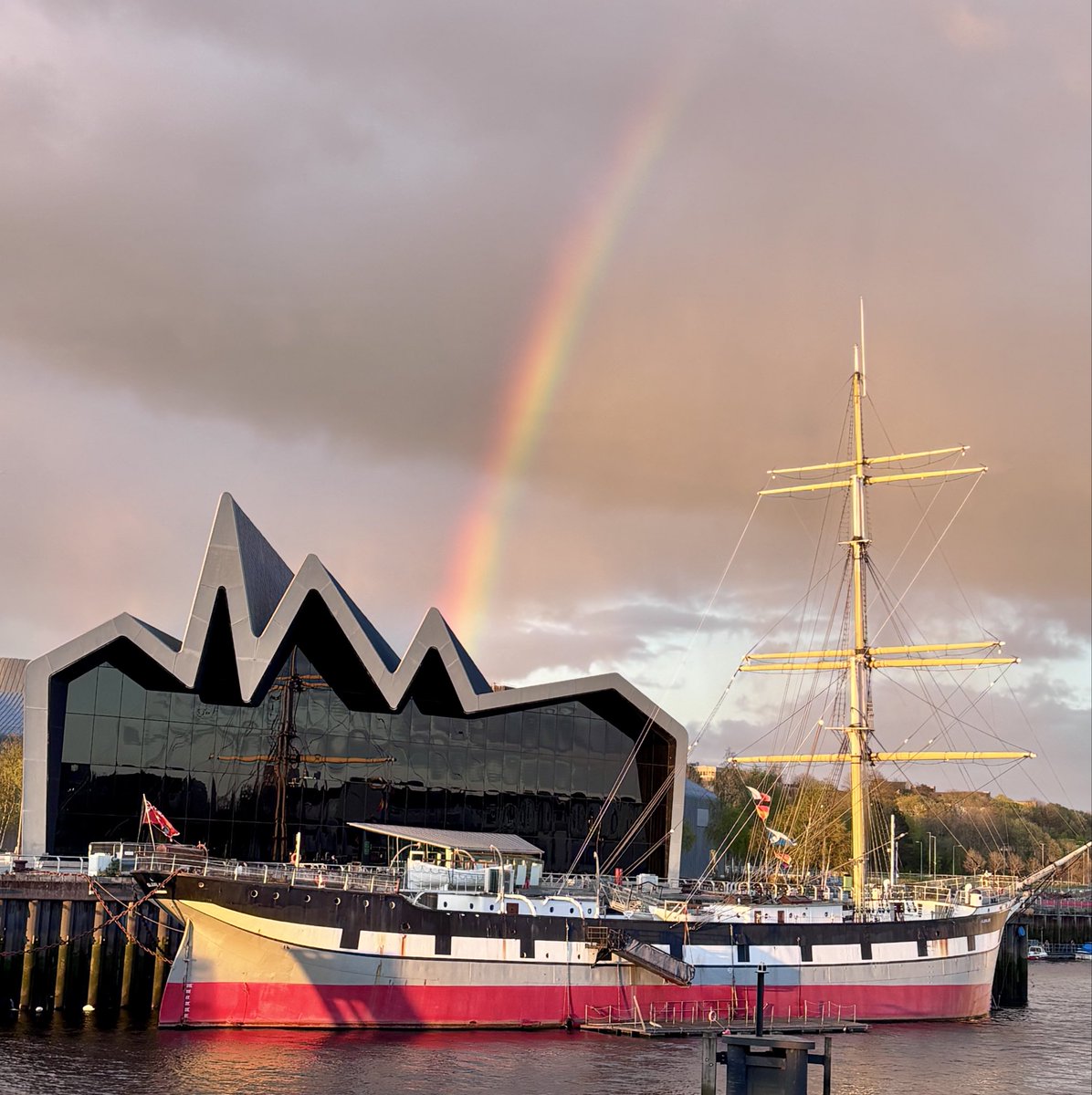 catrionaduggan's tweet image. Sun setting on a beautiful day in Glasgow 
#Glasgow 🩷