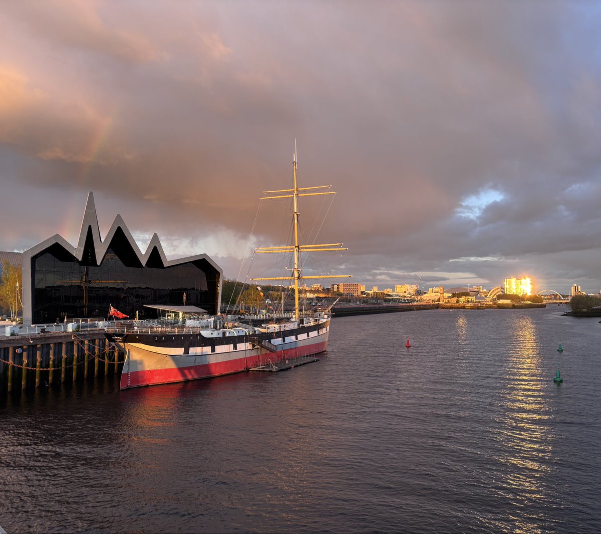 catrionaduggan's tweet image. Sun setting on a beautiful day in Glasgow 
#Glasgow 🩷