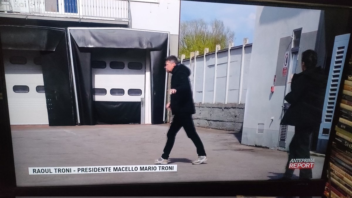 unoenessunoe's tweet image. Anche riprendere il lavoro di un macello può essere pericoloso per un giornalista: anche se ci sono criticità nei macelli (come al macello #Troni) a rischiare sono le persone che fanno informazione. @giuliainnocenzi #report