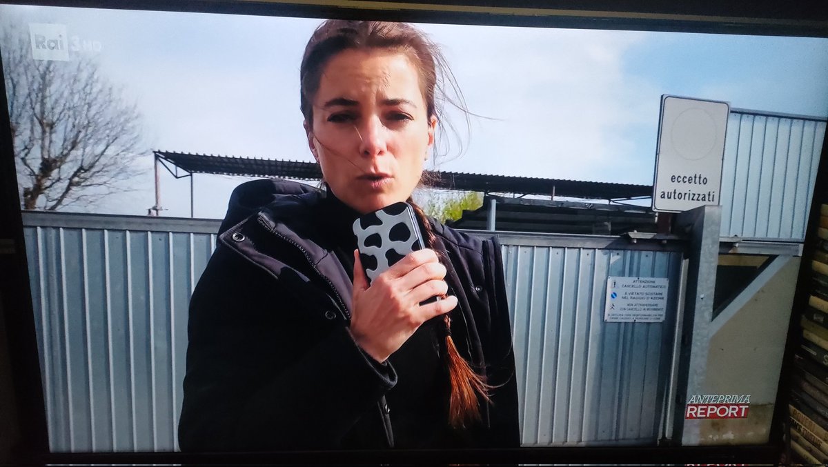 unoenessunoe's tweet image. Anche riprendere il lavoro di un macello può essere pericoloso per un giornalista: anche se ci sono criticità nei macelli (come al macello #Troni) a rischiare sono le persone che fanno informazione. @giuliainnocenzi #report