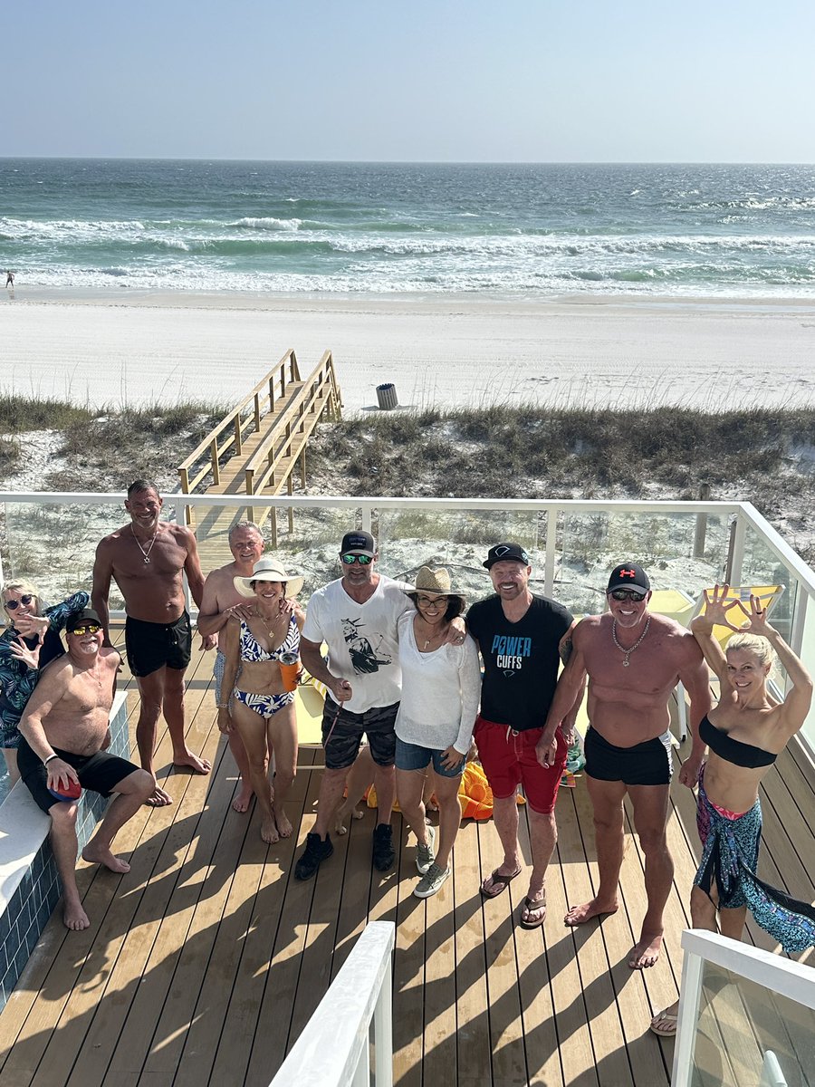 RealDDP's tweet image. With a heavy heart, I want to send my sincere condolences to the family of my brother, Mark Hildreth—aka WCW’s “Van Hammer.”

I first met Hammer when I was managing the Fabulous Freebirds. He was a beast of a man—6’4”, 285— he was shredded, I remember Dusty taking one look at him