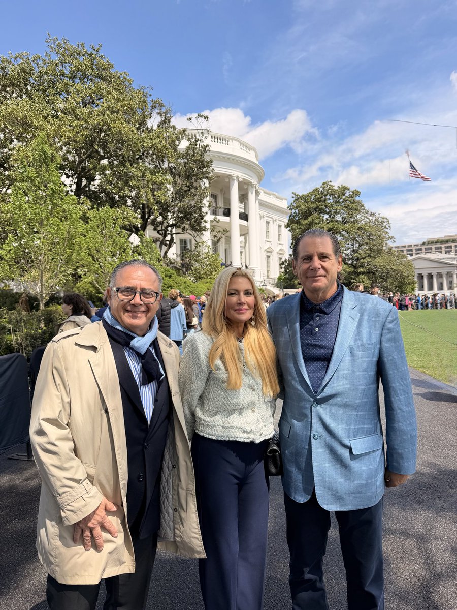 ARGenOEA's tweet photo. El Embajador 🇦🇷 Cherniak compartiendo con el Embajador 🇺🇸 Rizzuto y su esposa el tour de los jardines de la Casa Blanca.
@USAmbOAS https://t.co/dqhuILY6Vn