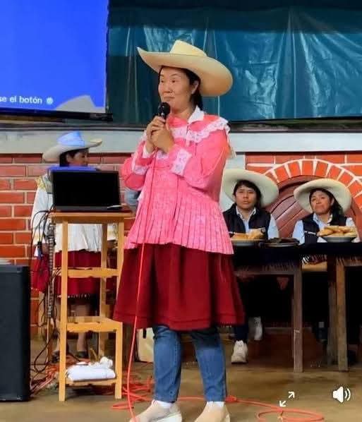 rogelio_tucto's tweet image. Candidato moderado con sombrero, #COMUNISTA, candidata de ultraderecha con sombrero, #DEMÓCRATA. 🙂