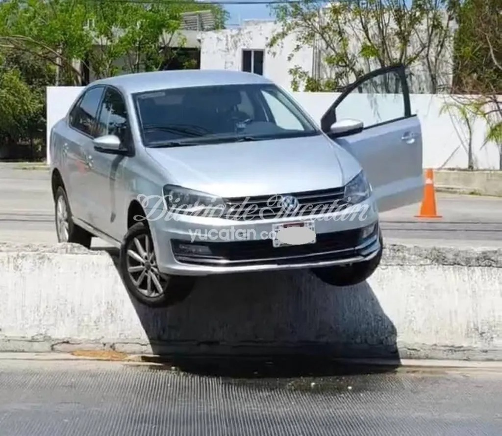 DiariodeYucatan's tweet image. 🚗 Auto queda parcialmente suspendido en la 60 Norte de #Mérida

Un automóvil estuvo a punto de precipitarse desde un paso a desnivel la mañana de este domingo en la calle 60 Norte, a la altura de la colonia México, lo que generó momentos de tensión entre automovilistas que