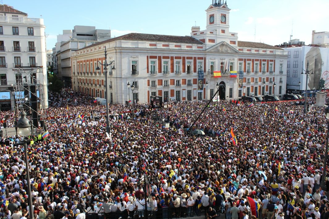 VenteVenezuela's tweet photo. Nuestro profundo agradecimiento a: Danyhernandezphotography, @CarlosParra_11 y @Oswaldoaru por estas fotos durante el acto #ALaVenezolana 🇻🇪 en Madrid. https://t.co/QyfxP1pIY8