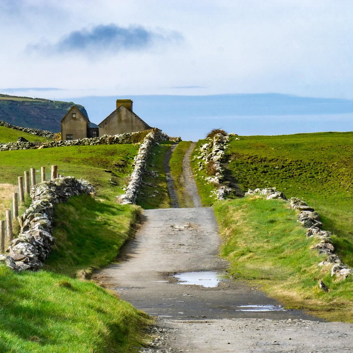 ThisIsIreland3's tweet image. 📍A quiet road, endless view &amp;amp; the wild beauty of the Burren, Co Clare ✨🌿

📸 Captured beautifully by aart_jonkers this moment is what makes this corner of Clare so special - winding country lanes, stone walls &amp;amp; that peaceful Atlantic backdrop 🏞️🌊
 
#Clare #Ireland #Burren