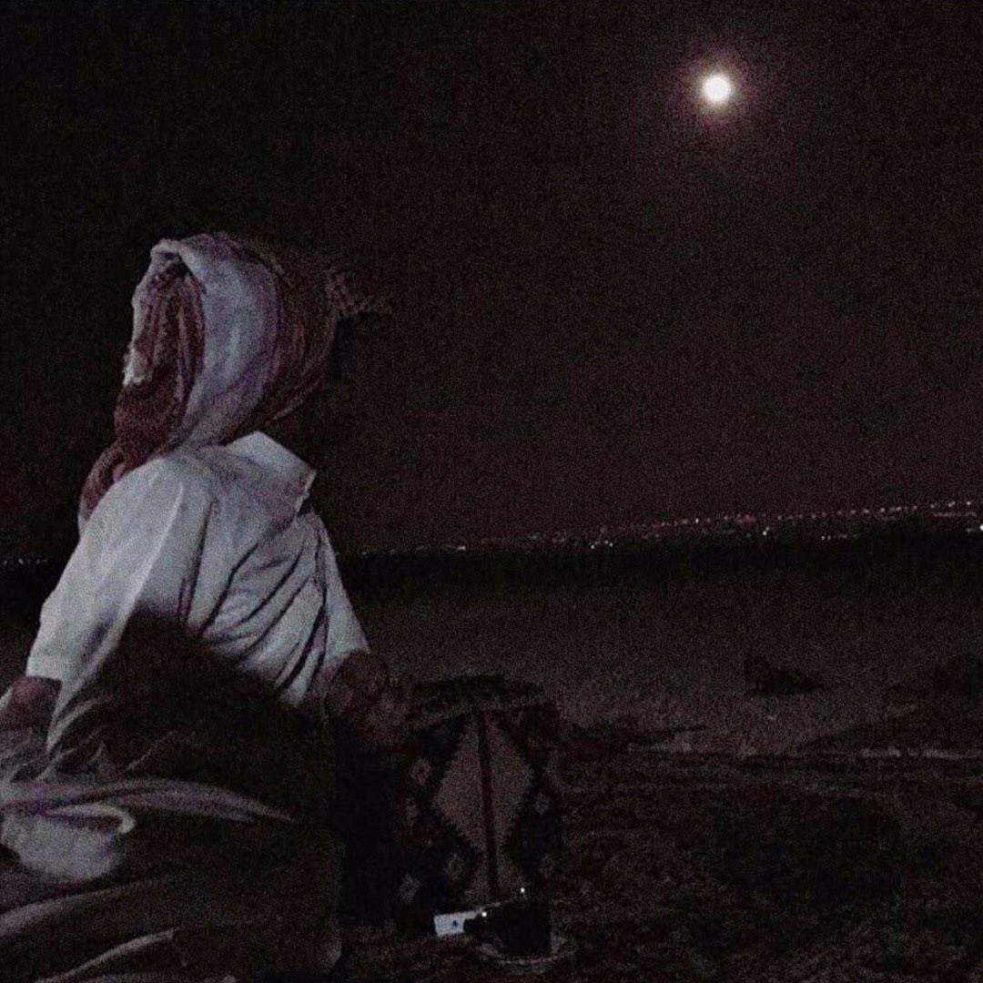 Q_QQ__'s tweet photo. "كتب "أنا حزين للغاية" وذهب للنوم، فقرأها أصدقائه، وعائلته، والشخص الذي يحبه. وفي الصباح كان صندوق رسائله فارغًا، وقلبه أيضًا.، https://t.co/HJQe7VZWN0