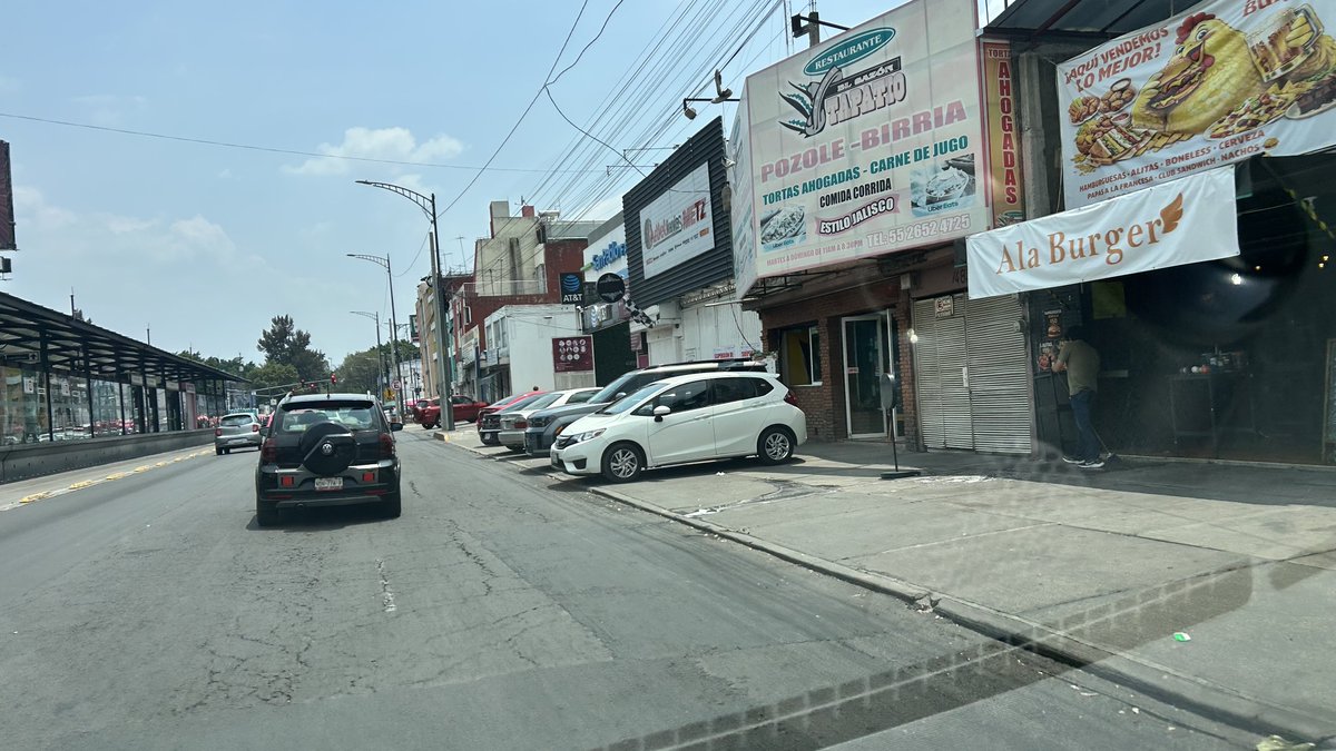 #Cafetales entre #tepetlapa y #bombas, dirección sur. Entre varios restaurantes y lavados, tienen un caos. Alguna #autoridad cerca? @usc_gcdmx #tránsito_gcdmx
