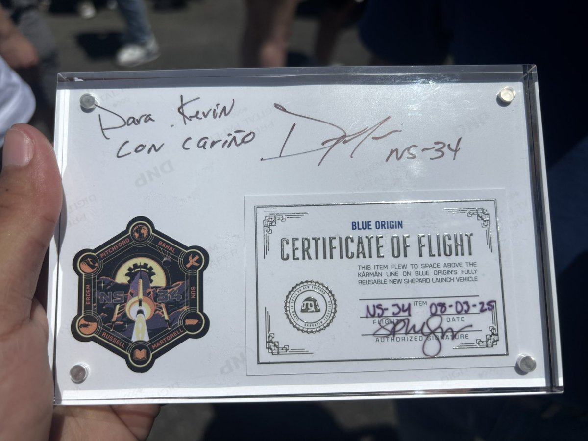 KevinDelbrey's tweet image. Agradecido con @DeborahTiempo , por este obsequio. Llevar al espacio la primera foto que nos tomamos juntos, cuando la invité en 2022 para una charla en mi escuela, significa mucho para mí. Gracias siempre por ser un ejemplo a seguir. 🌎✨ #Meteorology #BlueOrigin #NS34